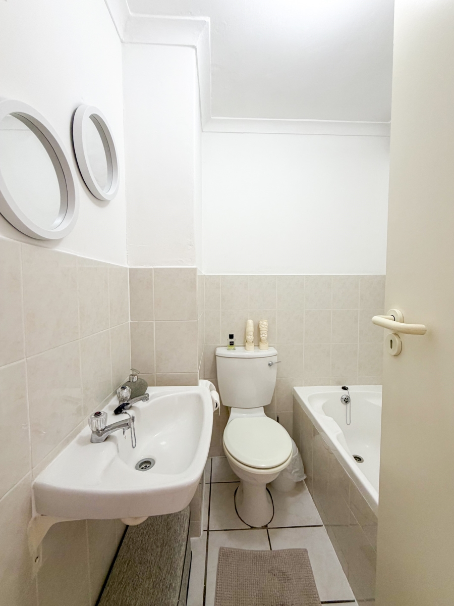 2 Bedroom Property for Sale in Vredehoek Western Cape